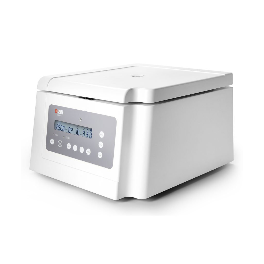 سانتریفیوژ مدل DLAB-DM0424 با موتور Brushless، مناسب برای آزمایشهای خون، ادرار و مدفوع، دارای 3 برنامه قابل تنظیم، روتورهای متنوع و عملکرد بیصدا است