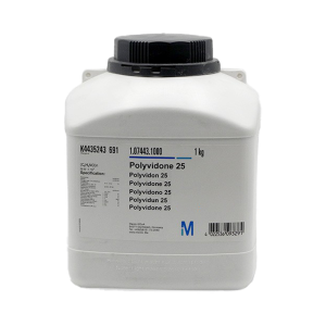یک کیلوگرم پودر سفید پلی‌ویدون 25 (Polyvidone 25) با برچسب مرک (Merck) در یک بطری پلاستیکی سفید با درپوش مشکی.