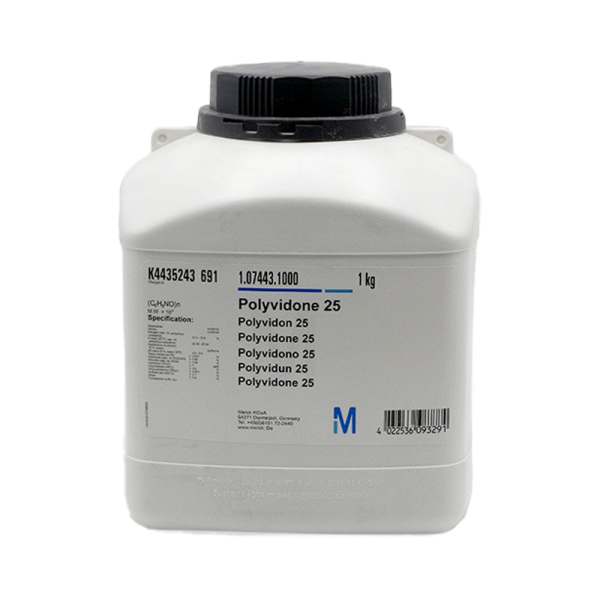 یک کیلوگرم پودر سفید پلی‌ویدون 25 (Polyvidone 25) با برچسب مرک (Merck) در یک بطری پلاستیکی سفید با درپوش مشکی.