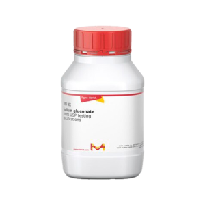 بطری پلاستیکی سفید یک کیلوگرمی حاوی سدیم گلوکونات (Sodium gluconate) با برچسب سیگما-آلدریچ (Sigma-Aldrich) و درپوش قرمز