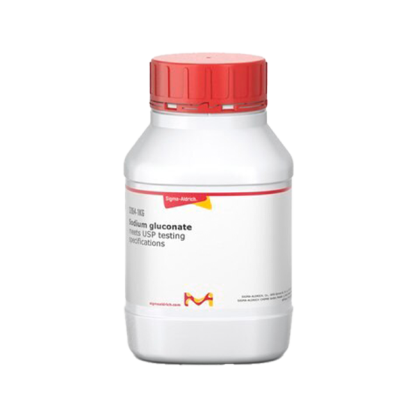 بطری پلاستیکی سفید یک کیلوگرمی حاوی سدیم گلوکونات (Sodium gluconate) با برچسب سیگما-آلدریچ (Sigma-Aldrich) و درپوش قرمز