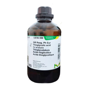 بطری شیشه‌ای قهوه‌ای حاوی تیوگلیکولیک اسید (Thioglycolic acid) با برچسب Supelco، مناسب برای آنالیز (GR Reag. Ph Eur for analysis) و درپوش مشکی