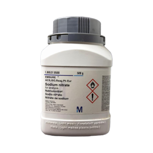 بطری ۵۰۰ گرمی نیترات سدیم (Sodium Nitrate) گرید آنالیز برند Merck مدل EMSURE با برچسب هشدار مواد اکسیدکننده و تحریک‌کننده، مناسب برای کاربردهای آزمایشگاهی و شیمیایی