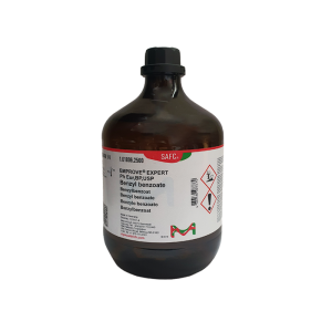 بطری بنزیل بنزوات (Benzyl Benzoate) گرید دارویی SAFC با برچسب ایمنی، مناسب مصارف آزمایشگاهی و دارویی